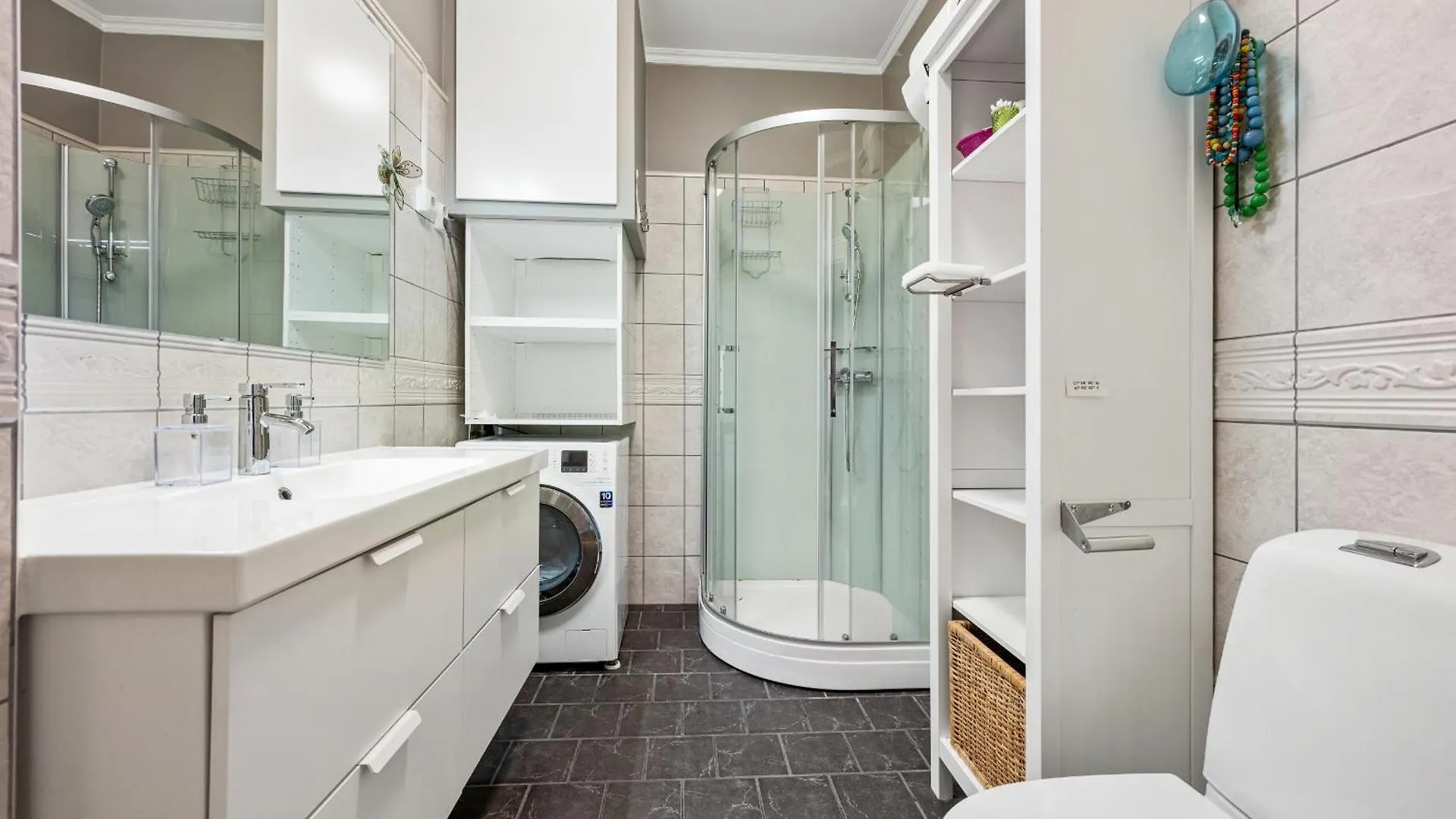 Centrally Located Apartment With Balcony Bergen