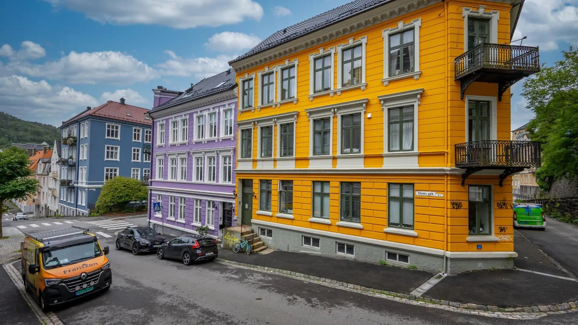 Centrally Located Apartment With Balcony Bergen