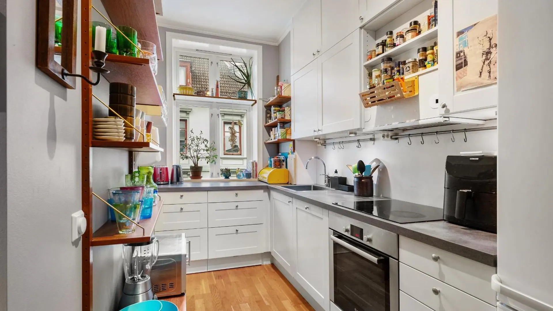 Centrally Located Apartment With Balcony Bergen