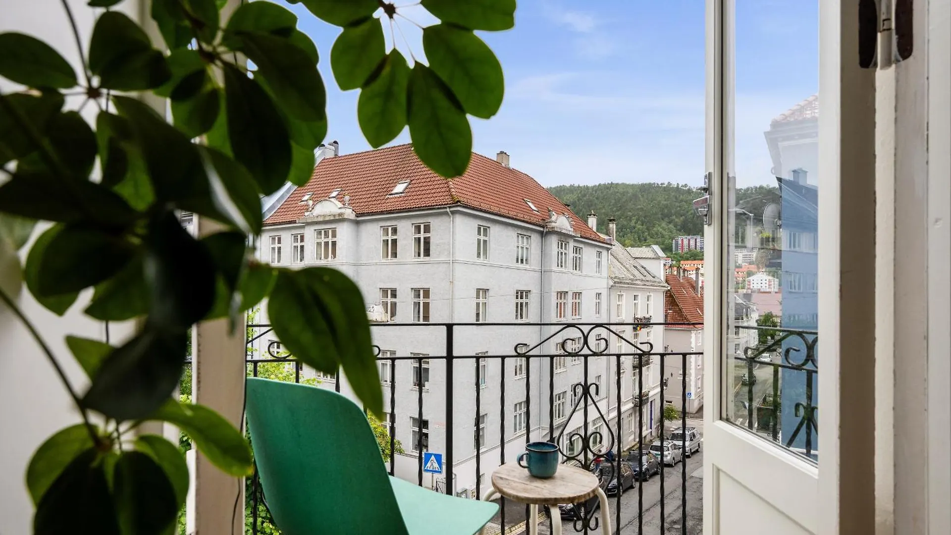 Contacten van Centrally Located Apartment With Balcony